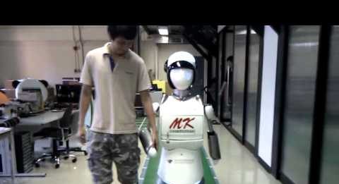 Najezda tajlandskih robota u restoranima