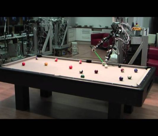 Robot koji igra bilijar