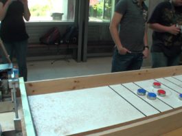 Roboti igraju Shuffleboard
