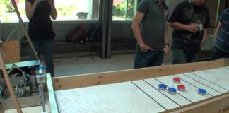 Roboti igraju Shuffleboard