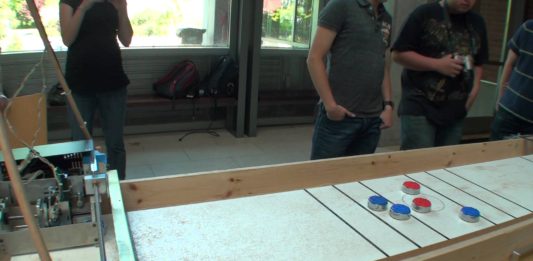 Roboti igraju Shuffleboard