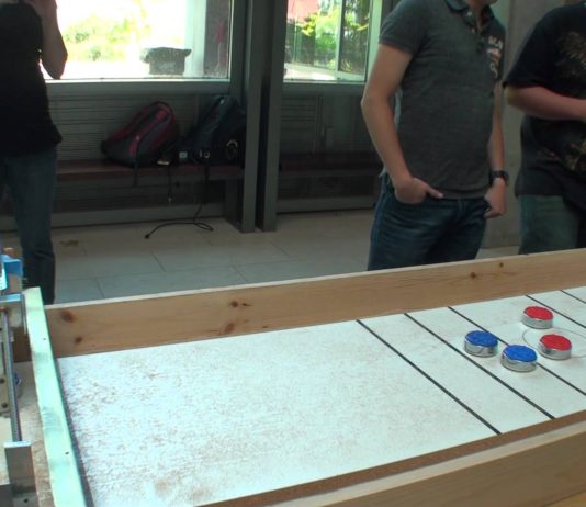 Roboti igraju Shuffleboard