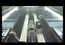 Manipulator žonglira sa pet loptica