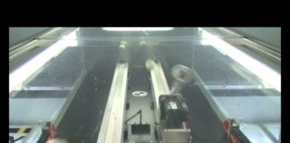 Manipulator žonglira sa pet loptica