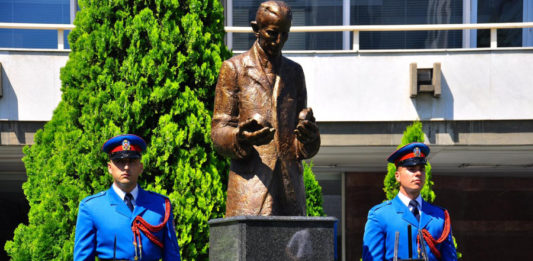 Tesla dobio treći spomenik u Beogradu, Eaton obogatio proizvodni program frekventnih regulatora PowerXL DC1 modelom velike snage |Pregled vesti za 27-u nedelju u 2016.godini