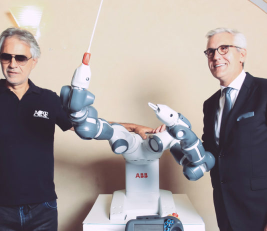 ABB-ov robot YuMi nastupao na centralnoj pozornici u Pizi dirigujući Andrei Bočeliju i Filharmonijskom orkestru Luka