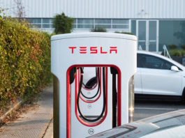 Kompanija Tesla lansira treću generaciju punjača za električne automobile