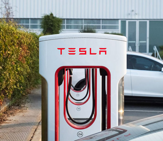 Kompanija Tesla lansira treću generaciju punjača za električne automobile