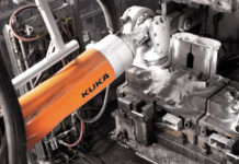 Pogledajte kako KUKA robot KR 210 R3100 F čisti kalupe za livenje u BMW-u