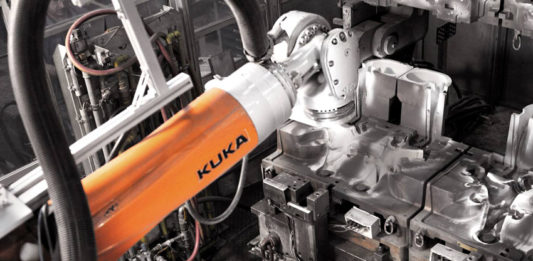 Pogledajte kako KUKA robot KR 210 R3100 F čisti kalupe za livenje u BMW-u