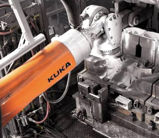 Pogledajte kako KUKA robot KR 210 R3100 F čisti kalupe za livenje u BMW-u