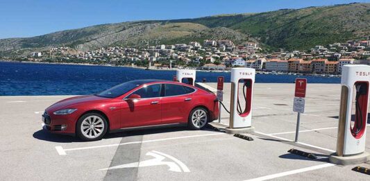 Tesla brze punjače uskoro će moći da koriste i druga električna vozila