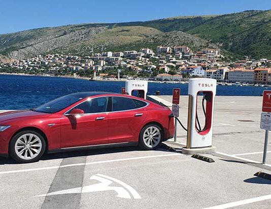 Tesla brze punjače uskoro će moći da koriste i druga električna vozila