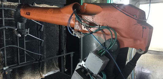 Programiranje robota ABB IRB580 u procesu farbanja keder gume u auto industriji