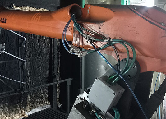 Programiranje robota ABB IRB580 u procesu farbanja keder gume u auto industriji